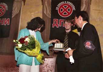Руководство ДПНИ вручает Александре Иванниковой денежную награду за ее храбрый поступок. Фото с сайта www.dpni.org