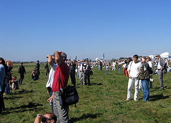 Первые посетители МАКСа-2005. Фото Ленты.Ру Первые посетители МАКСа-2005. Фото Ленты.Ру