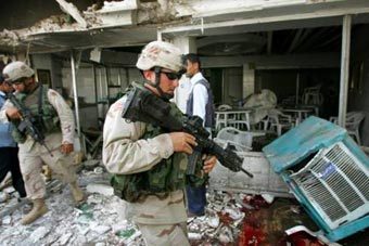 Американские солдаты на месте взрыва в Багдаде. Фото Reuters Американские солдаты на месте взрыва в Багдаде. Фото Reuters
