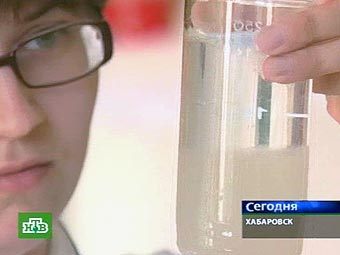 Проба воды из Амура. Кадр НТВ Проба воды из Амура. Кадр НТВ