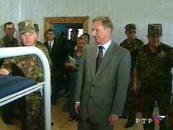Министр обороны знакомится с бытом военнослужащих. Кадр телеканала "Россия", архив Министр обороны знакомится с бытом военнослужащих. Кадр телеканала "Россия", архив