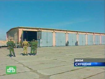 Пустые ангары на российской военной базе в Грузии. Раньше тут были танки. Кадр телеканала НТВ, архив Пустые ангары на российской военной базе в Грузии. Раньше тут были танки. Кадр телеканала НТВ, архив