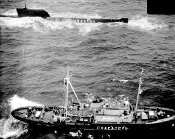 Спасение экипажа К-19. Фото с сайта "Российский подводный флот" (submarine.id.ru) Спасение экипажа К-19. Фото с сайта "Российский подводный флот" (submarine.id.ru)
