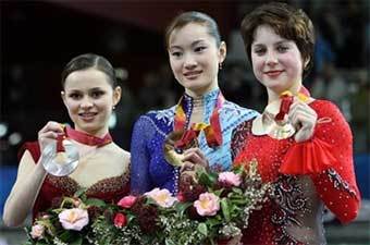 Призеры в женском одиночном катании - Саша Коэн, Шизука Аракава, Ирина Слуцкая. Фото AFP Призеры в женском одиночном катании - Саша Коэн, Шизука Аракава, Ирина Слуцкая. Фото AFP