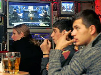 Посетители одного из баров Киева наблюдают за теледебатами кандидатов в президенты – Виктора Ющенко и Виктора Януковича, фото Reuters, ноябрь 2004 года.
