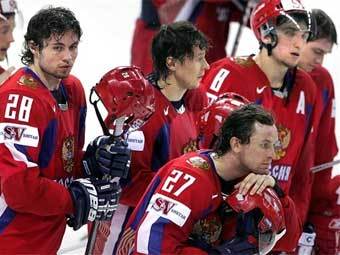 Хоккеисты сборной России после поражения в четвертьфинальном матче. Фото AFP Хоккеисты сборной России после поражения в четвертьфинальном матче. Фото AFP
