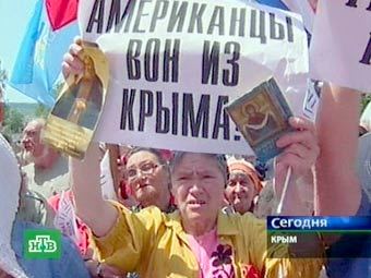 Антинатовский митинг в Феодосии. Кадр НТВ, архив Антинатовский митинг в Феодосии. Кадр НТВ, архив