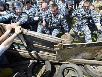 ОМОН берет штурмом дом семьи Прокофьевых в Бутово. Фото AFP ОМОН берет штурмом дом семьи Прокофьевых в Бутово. Фото AFP