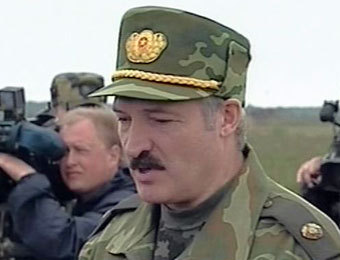 Александр Лукашенко на учениях "Щит Союза-2006", кадр НТВ Александр Лукашенко на учениях "Щит Союза-2006", кадр НТВ