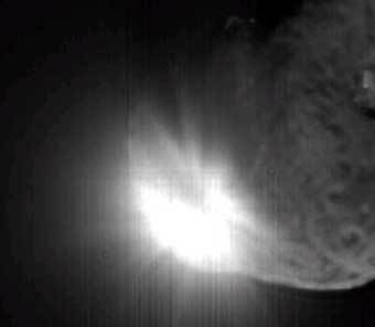 Момент столкновения зонда с кометой, фото с сайта NASA