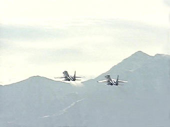 Су-27 взлетают с авиабазы в Канте. Кадр телеканала НТВ, архив