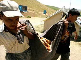 Узбекские беженцы. Фото Reuters, архив