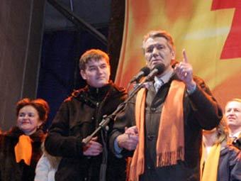 Виктор Ющенко с сыном Андреем, фото периода "оранжевой революции" с сайта yuschenko.com.ua 