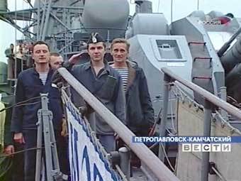 Спасенные члены экипажа батискафа, кадр телеканала "Россия", архив