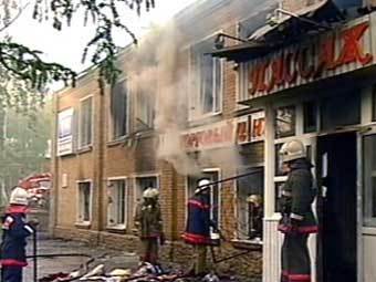 Пожарные у торгового центра "Пассаж", кадр телеканала НТВ, архив