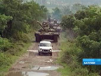 Российские танки направляются на погрузку. Съемка Первого телеканала