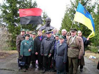 Ветераны УПА у памятника гетману Мазепе, фото сайта umoloda.kiev.ua