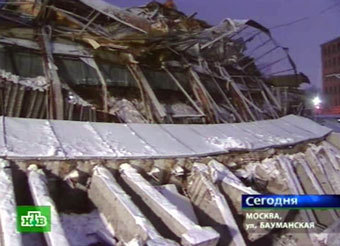 Обрушившееся здание Басманного рынка. Кадр телеканала НТВ