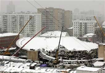 Обрушившееся здание Басманного рынка. Фото AFP
