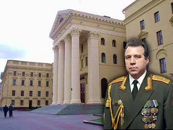 Степан Сухоренко (фото с сайта www.agentura.ru) на фоне здания КГБ Белоруссии (фото с сайта skarynka.by.ru)