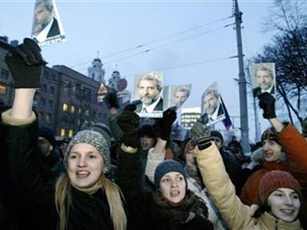 Митингующие в центре Минска с портретами Александра Милинкевича. Фото AFP