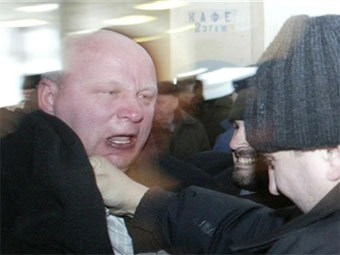 Потасовка Александра Козулина с сотрудниками СОБРа. Фото AFP