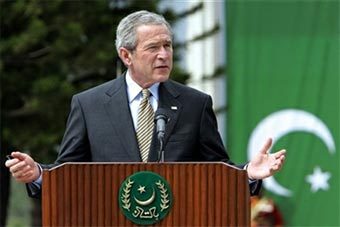 Президент США Джордж Буш во время визита в Пакистан. Фото AFP