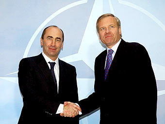 Президент Армении Роберт Кочарян и генеральный секретарь НАТО Яап де Хооп Схеффер