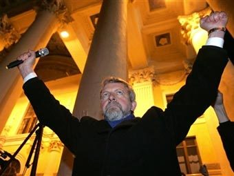 Александр Милинкевич на митинге оппозиции в Минске. Фото AFP