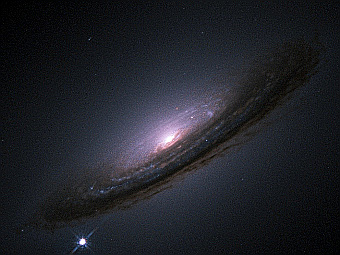 ����� ���������� � ��������� NGC4526. ����������� NASA