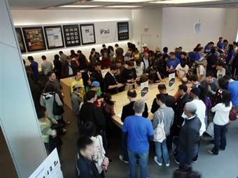 ������� � Apple Store. ���� &copy;AFP