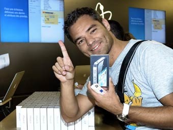 ���� �� ������ ����������� iPhone 4. ���� &copy;AFP