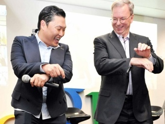 ���� ����� (������) � ������������� ����� PSY ��������� ����� Gangngam Style. ���� &copy;AFP